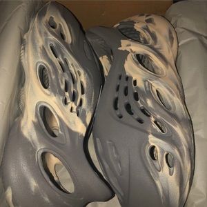 Yeezy Foam Runners ‘MXT Moon Grey’ Like New